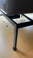 Vorschau: Bruhl Roro S Classic Multifunktionssessel Anilinleder Taron Metallgestell schwarz glatt Detail Untergestell Vorschau: Bruhl Roro S Classic Multifunktionssessel Anilinleder Taron Metallgestell schwarz glatt Detail Untergestell