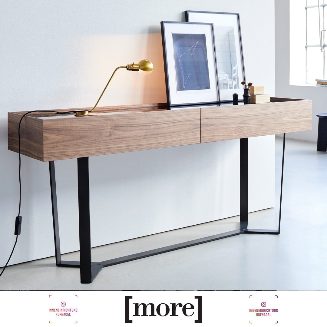 More Möbel PERO Konsole design by Gil CosteErstaunlich aufnahmefähig: In den Schubladen der PERO Konsole lassen sich die kleinen Dinge des Alltags verstecken. Die Ablage aus abgedunkeltem Glas hingegen dient als perfekte Bühne für Großes wie Kuns