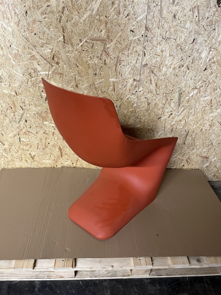 Kristalia Pulp Vollkunststoffstuhl orange Seitlich
