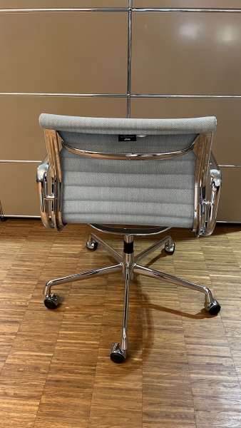 Vitra EA 117 Aluminium Chair n drehbar n hohenverstellbar Hopsak eisblau elfenbein UG chrom Ruckansicht