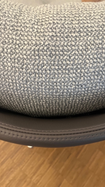 COR Cordia Lounge Ottoman drehbar kippbar Stoff 8181 silbergrau Leder asche Gestell poliert Detail Bezugsmaterialien