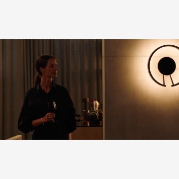 | Occhio Mito Aura konisch, skulptural, ausdrucksstark – Mito Aura 40 silber matt schwebt im Zentrum des Raums. Mit ihrem charakteristischen, ringförmigen Uplight und dem kraftvollen, blendfreien Downlight schafft sie einzigartige, dank »up/down 