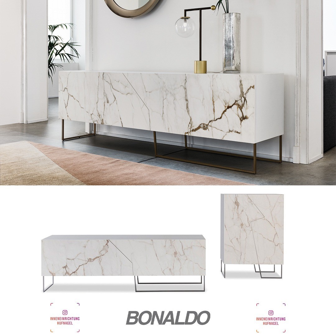 | Bonaldo Doppler K design by Giuseppe ViganòDie Anrichten Doppler inspirieren sich an der Idee der Illusion von überlagerten Platten, während die Türen in Wirklichkeit aus einer einzigen Platte bestehen: dieser besondere optische Effekt wird nämli