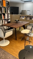 Vorschau: Vitra EM Table Amerikanischer Nussbaum massiv geolt 180 x 90 cm UG tiefschwarz glanz Vorschau: Vitra EM Table Amerikanischer Nussbaum massiv geolt 180 x 90 cm UG tiefschwarz glanz
