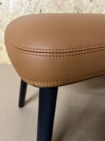 Vorschau: Vitra Repos Panchina Fussteil Hocker Leder Premium F cognac UG glatt basic dark Detail Vorschau: Vitra Repos Panchina Fussteil Hocker Leder Premium F cognac UG glatt basic dark Detail