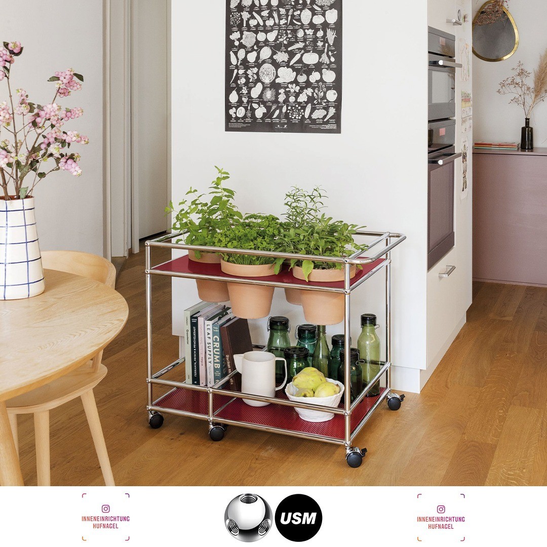 | USM Haller ServierwagenModerner Minimalismus lässt sich in Ihrem eigenen Zuhause leicht gestalten. Alles beginnt mit der richtigen Inspiration!Die USM Haller Möbel vereinen seit 1965 idealen Stauraum und schlichte Ästhetik. Geradlinig und zeitl
