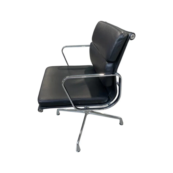 Vitra Eames Soft Pad Chair EA 208 Leder nero Gestelle verchromt gebrauchter Designklassiker Originalfoto