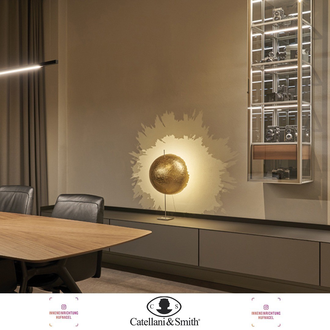 | Catellani & Smith PostKrisi T 40Mit PostKrisi beginnt Enzo Catellani, Glasfaserkunststoff zu bearbeiten und zu formen. Er ist von diesem Material fasziniert, von seiner unglaublichen Vielseitigkeit und seiner Widerstandsfähigkeit, vor allem aber 