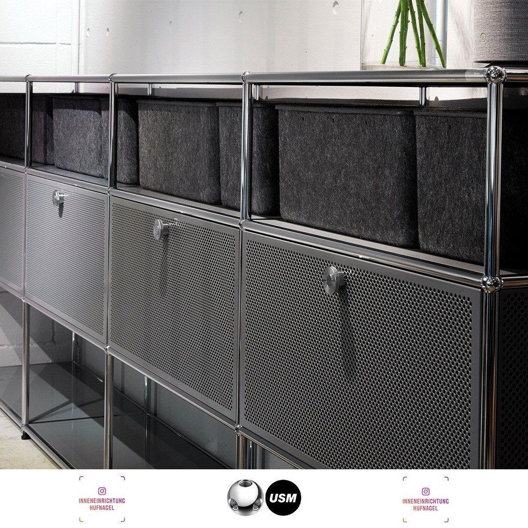 | USM Haller Sideboard mit AkustikelementenDie Raumakustik hat entscheidenden Anteil daran, wie wir uns in unserer gebauten Umgebung fühlen; ob wir sie als angenehm und wohltuend oder als anstrengend und belastend erleben.Die Entwicklung einer m