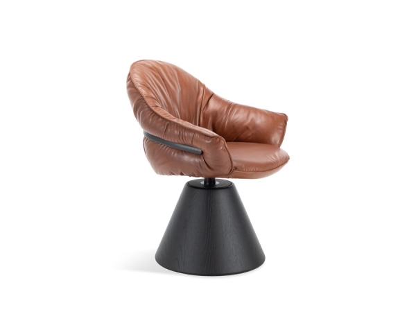 Freifrau Manufaktur Marie Armchair Leder Adora Kandis Sockelgestell Eiche schwarz gebeizt
