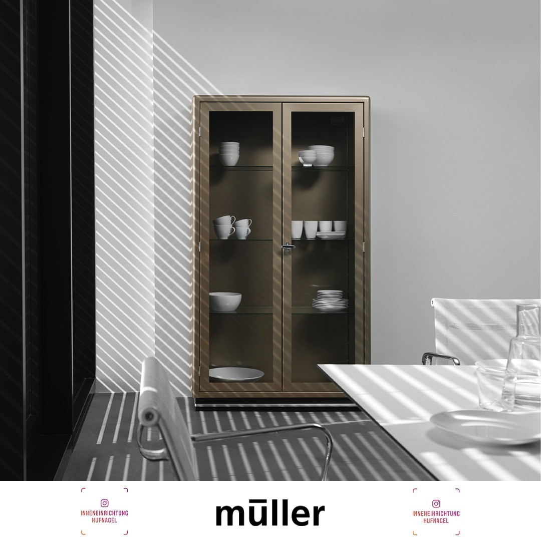 | Müller Möbelfabrikation Augsburg Glasvitrine SB 424Klare Sache: Ob Büro, Praxis oder Zuhause – mit der Glasvitrine SB 424 treffen Sie in Sachen Flexibilität und Eleganz eine exzellente Entscheidung. Beim Thema Ordnung und Präsentation sorgen die 