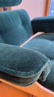 Vorschau: Vitra Eames Lounge Chair und Ottoman Kastanie natur Calma pine green Gestell poliert Seiten schwarz Ausstellungsstuck Detail Vorschau: Vitra Eames Lounge Chair und Ottoman Kastanie natur Calma pine green Gestell poliert Seiten schwarz Ausstellungsstuck Detail