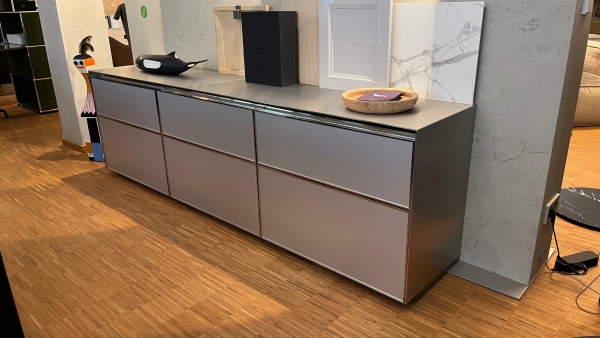 SieMatic S2 R Sideboard Edelstahl geschliffen 240 x 48 x 73 cm mit 6 Schubkasten silber chrom