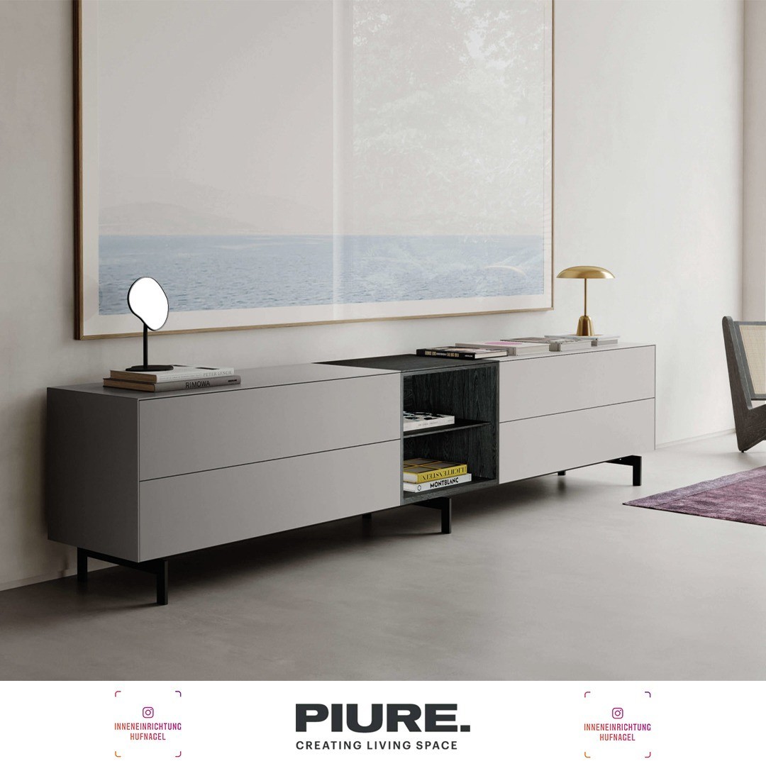 PIURE EDIT/Q KollektionDas neue, smarte Sideboard. Jetzt im Quick Ship. In 2 Wochen bei Ihnen.Sein zeitloses Design und der elegante Materialmix mit hochwertiger Eckverarbeitung auf Gehrung und feiner 5-mm-Umrandung passt sich jedem Raum an. EDIT