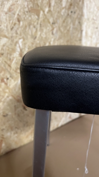 TONON Italia Lederstuhl schwarz UG Aluminium eloxiert Detail
