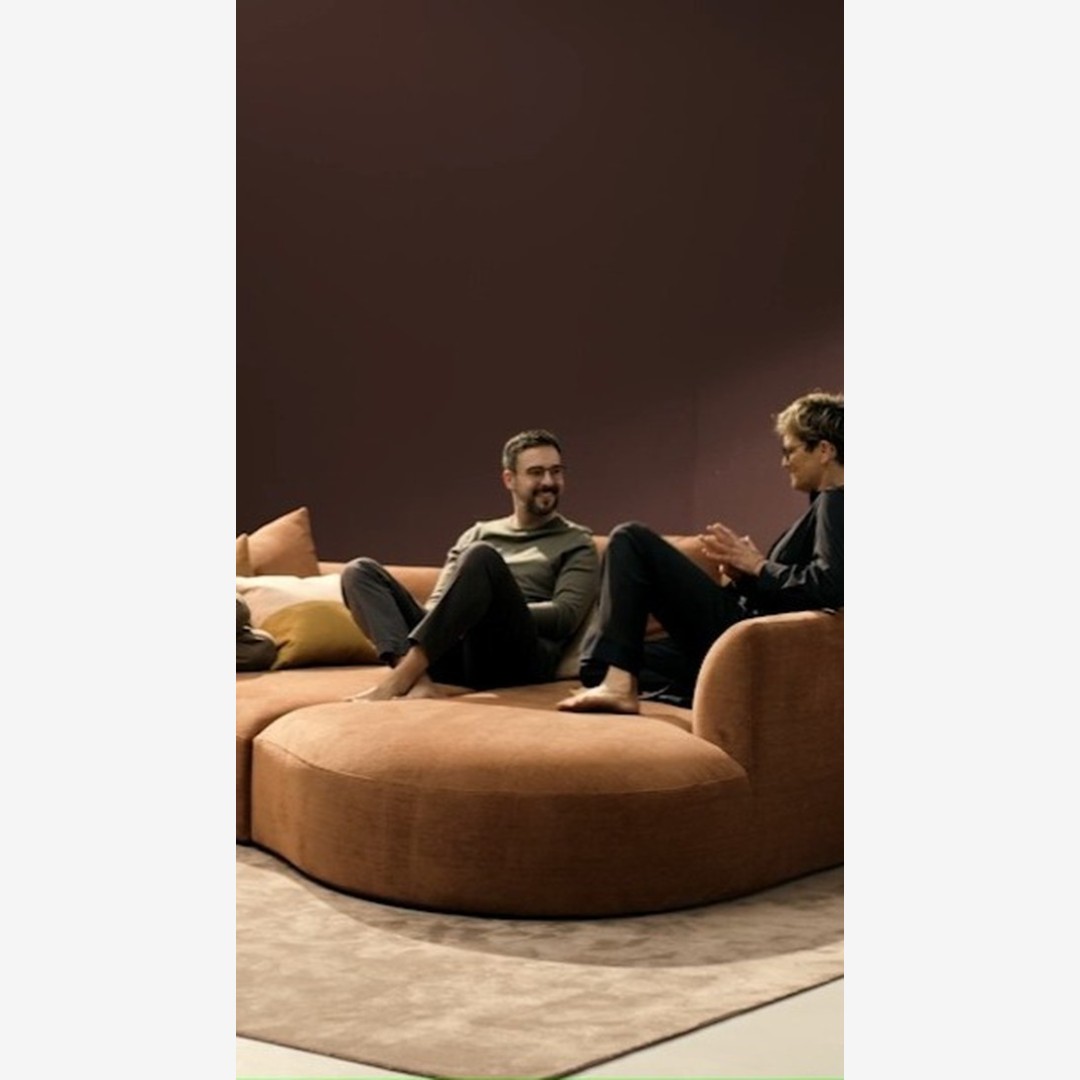 | COR Siwa SofaloungeEntdecken Sie die Siwa Sofalounge von COR, designt von Altherr Désile Park. Diese luxuriöse Sofalandschaft bietet Ihnen den perfekten Ort zum Entspannen und Entschleunigen. Mit einer sanft geschwungenen Rückenlehne und organisc