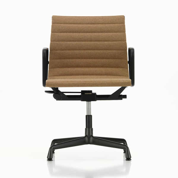 Vitra EA 132 Aluminium Chair Burodrehstuhl m Armlehnen tiefschwarz Cosy 2 papyrus frontal