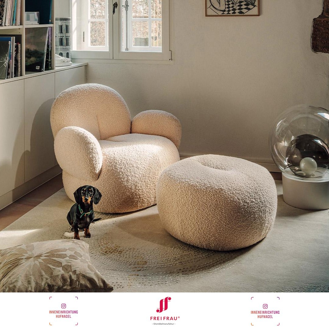 | Freifrau Manufaktur Nana LoungerKlare Linien weich übersetzt: Der Stuhl Nana ist die Symbiose aus unnachahmlicher Softness und gerad­liniger Designsprache ohne Schnörkel. Ein Stuhl, der als Hommage an die Kunst des Möbelpolsterns zu verste­hen is