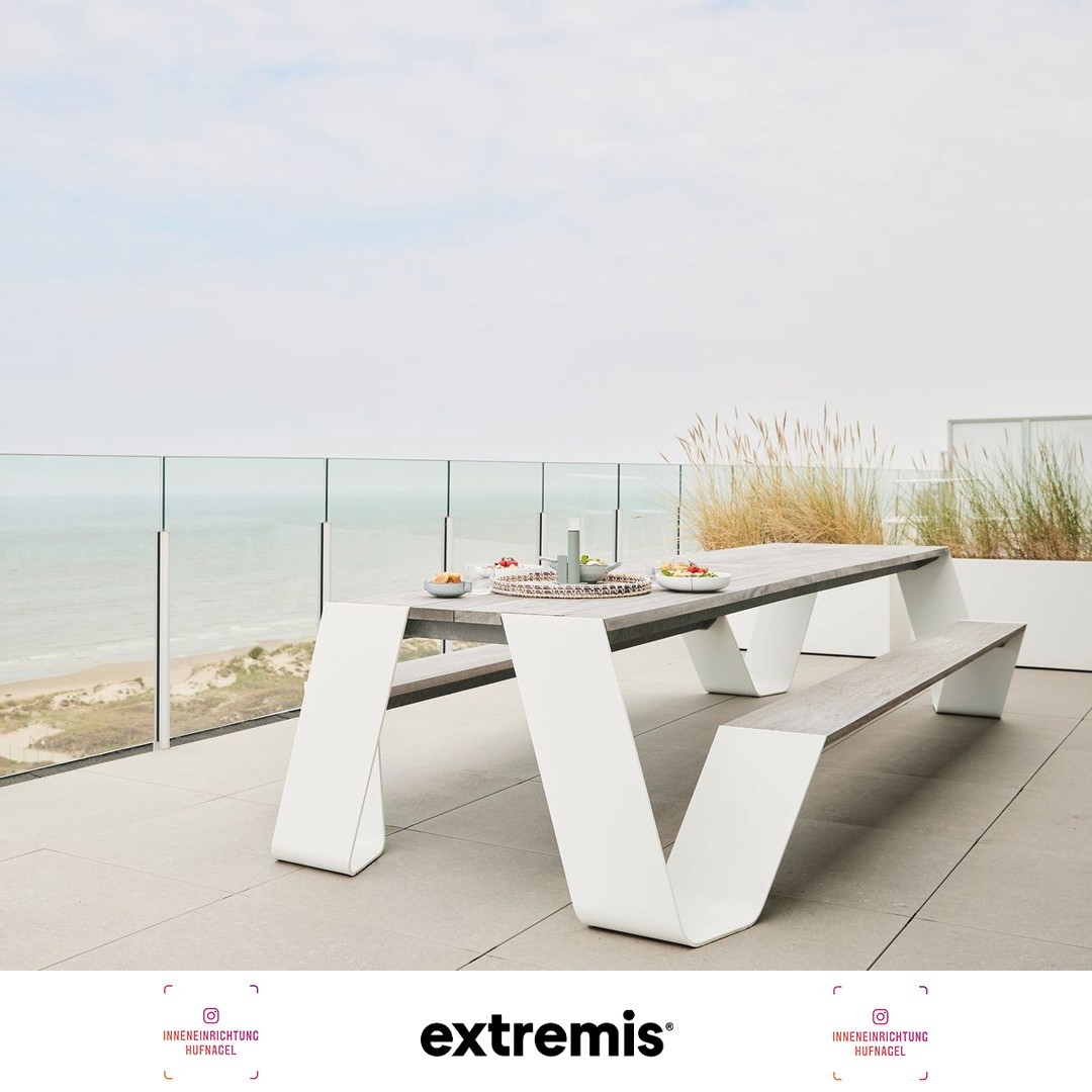 | extremis® Hopper design by Dirk WynantsDer Gartentisch Hopper von Extremis ähnelt herkömmlichen Picknicktischen, die wir alle kennen und lieben. Aber wie es für Extremis typisch ist, bietet er zusätzlichen Komfort. Mit den vier Durchgängen i