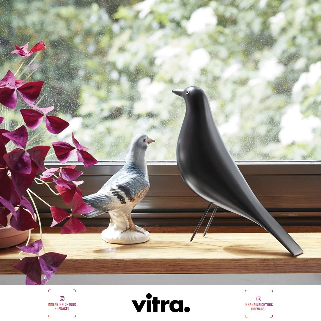| Vitra Eames House BirdCharles und Ray Eames bereicherten die Collage in ihrem Eames House mit zahlreichen Objekten und Accessoires, die sie von ihren Reisen mitbrachten. Im Zentrum des Wohnraums steht seit über fünfzig Jahren eine Vogelfigur aus 