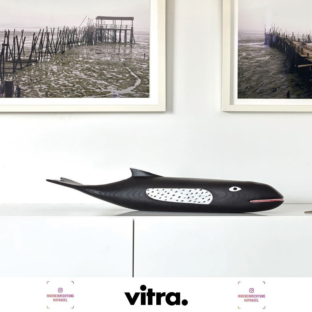| Vitra Eames House WhaleCharles und Ray Eames umgaben sich in ihrem legendären Eames House mit einer Kombination aus eigenen Entwürfen, einer Sammlung von Volkskunst und mit weiteren kleinen Dingen, die sie auf Reisen, in der Natur und in ihrer Um