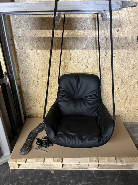 Freifrau Manufaktur Leya Lounge Swing Seat Leder Orient ebony 1 Punkt Aufhangung schwarz