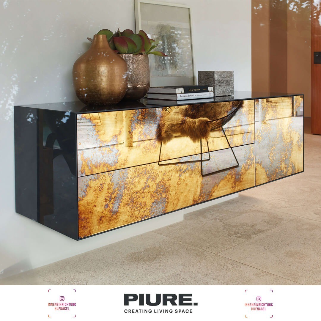 | PIURE NEX GLAMOUR - Glamour meets simplicity.Nex Glamour „spiegelt“ die Verbindung zweier Welten und spannt den Bogen zwischen reduzierter neuzeitlicher Klarheit und der vergangenen Epoche alter Glas- und Spiegelkunst. So ent­stehen magische Möbe