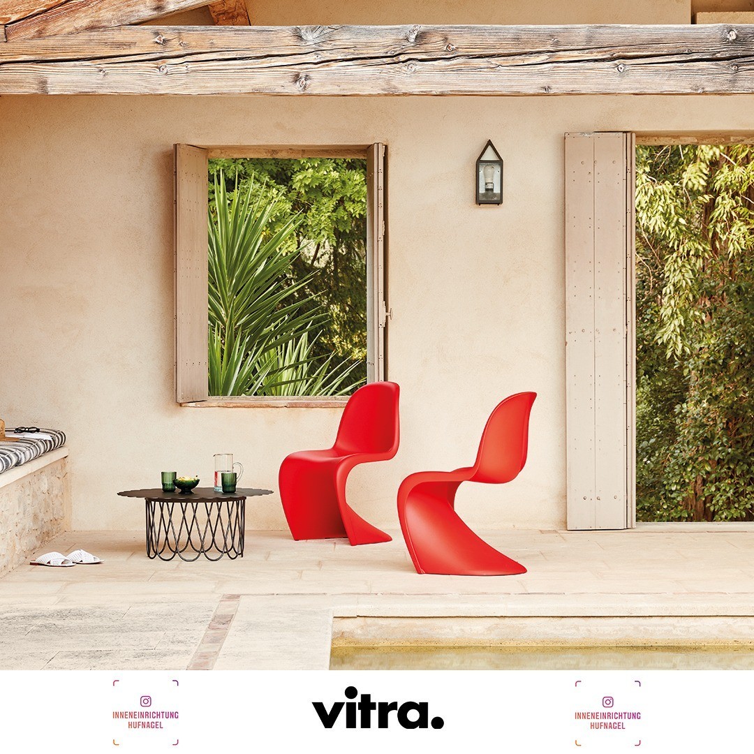 | Vitra Panton Chair (neue Höhe)Verner Panton entwarf den Panton Chair im Jahr 1960 und entwickelte ihn zusammen mit Vitra zur Serienreife (1967). Heute ist der Vollkunststoffstuhl eine Ikone des Designs des 20. Jahrhunderts, wurde weltweit mit Des