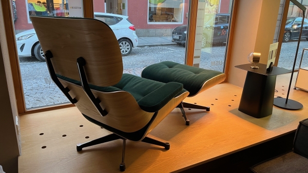 Vitra Eames Lounge Chair und Ottoman Kastanie natur Calma pine green Gestell poliert Seiten schwarz Ausstellungsstuck Rucken