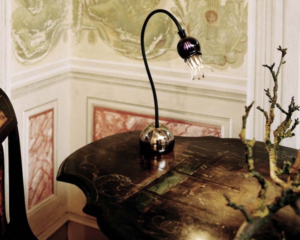 Serien Lighting POPPY Table schwarzviolett Tischleuchte am Couchtisch