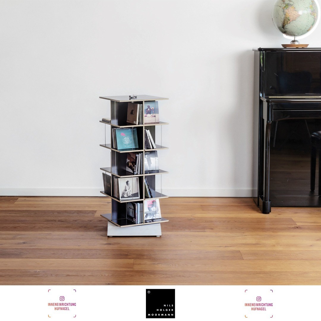 | Nils Holger Moormann Musikstapler design by Tom FischerMusikstapler verstaut ein Maximum an CDs mit minimalem Materialaufwand. Voll bestückt wird das drehbare Möbel nahezu unsichtbar und überlässt dem Inhalt den Raum zu wirken.Pro Etage können 