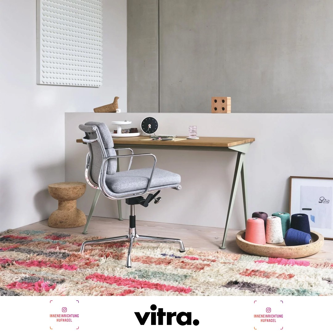 | Vitra Soft Pad Chair EA 231 – Home OfficeDer Soft Pad Chair EA 231 mit einstellbarer Wippmechanik und aufrechter Sitzgeometrie eignet sich für die tischorientierte Büroarbeit. Weil sein Untergestell aber nicht mit Rollen ausgerüstet ist, wirkt er