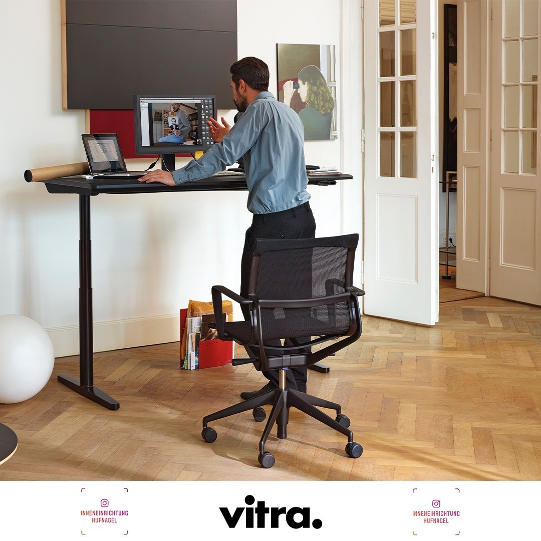 | Vitra "Make your home work"Produktives Arbeiten mit VitraZu Hause zu arbeiten, ist momentan der beste Weg, um sich selbst und die Menschen ringsum zu schützen. Home Office bietet aber auch die Chance, produktiver und konzentrierter zu arbeiten