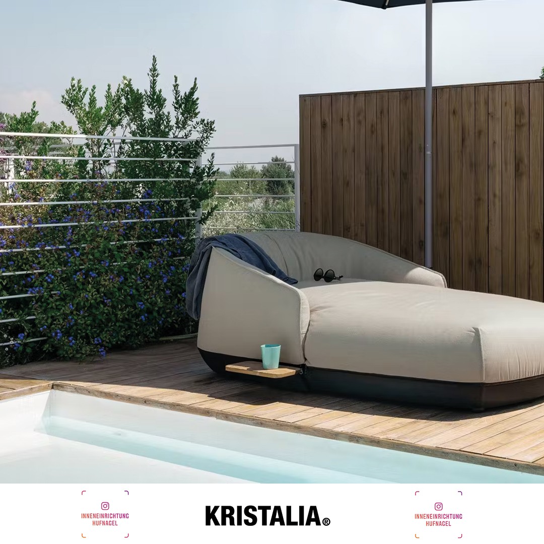 | Kristalia Brioni KollektionBrioni ist eine vielseitige Kollektion, die aus einer Reihe von stilvollen Innen- und Außensitzgelegenheiten besteht. Diese umfassen Zwei- und Dreisitzer-Sofas, Poufs, Beistelltische, Lounge-Sessel, Tagesbetten und Sonn