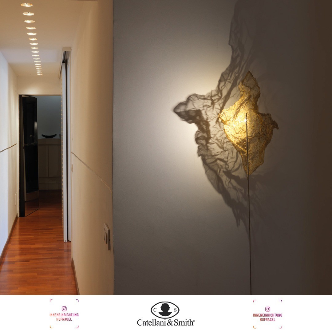 | Catellani & Smith SHADOWShadow ist ein im leeren Raum schwebendes Gewebe aus Metall, von einem LED beleuchtet. Um den Schatten des Gewebes herrscht Dunkelheit. Ganz einfach.Die "Licht-Mission""Das Licht wird von der Lampe erzeugt. Wir stellen