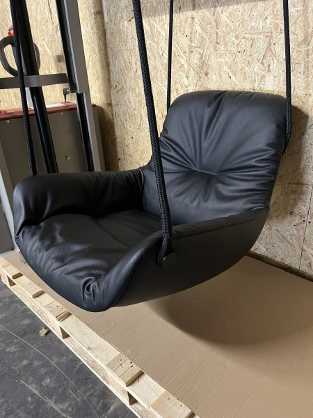 Freifrau Manufaktur Leya Lounge Swing Seat Leder Orient ebony 1 Punkt Aufhangung schwarz seitlich rechts