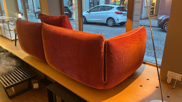 COR Jalis 21 Sofa 2 Sitzer Cord Samt Stoffsofa 9072 kurbis Ausstellungsstuck Rucken