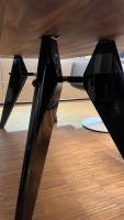 Vorschau: Vitra EM Table Amerikanischer Nussbaum massiv geolt 180 x 90 cm UG tiefschwarz glanz Untergestell Detail Vorschau: Vitra EM Table Amerikanischer Nussbaum massiv geolt 180 x 90 cm UG tiefschwarz glanz Untergestell Detail