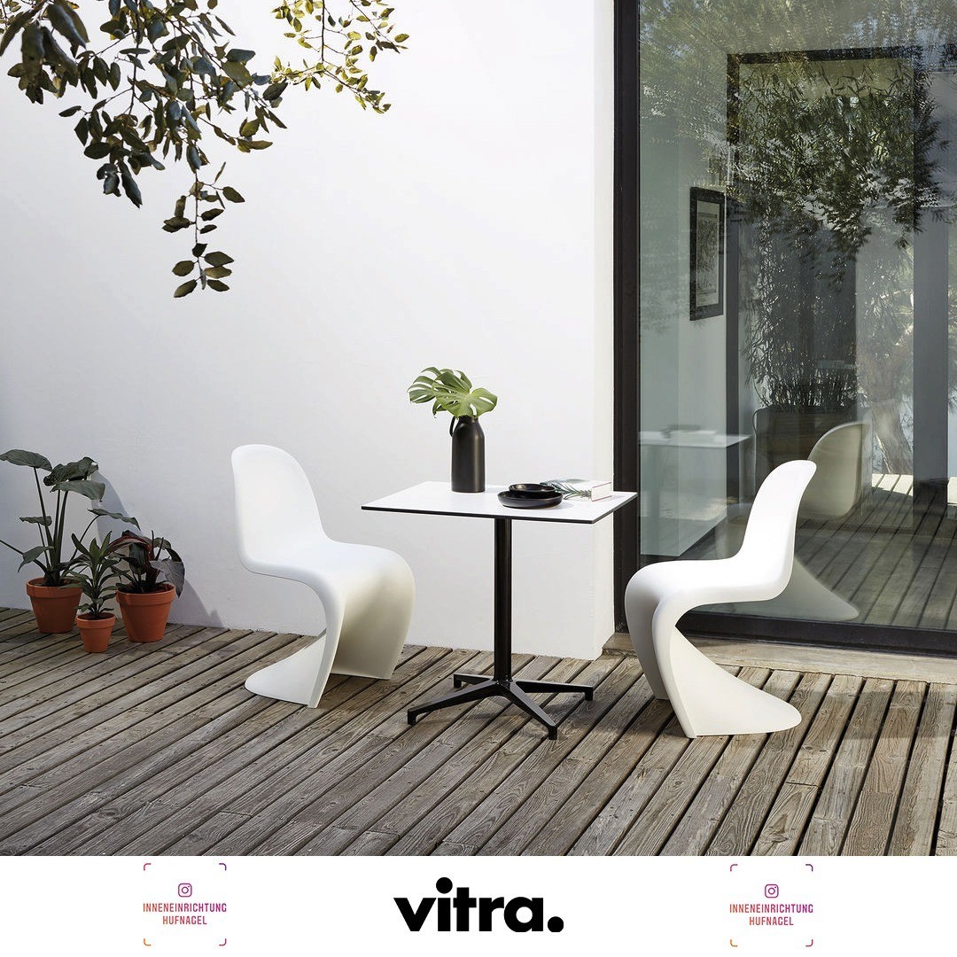| Vitra Panton Chair design by Verner Panton 1967 / 1999Der Panton Chair ist ein Klassiker der Möbelgeschichte. Verner Panton entwarf den Stuhl 1960 und entwickelte ihn gemeinsam mit Vitra zur Serienreife (1967). Es war der erste aus einem Stück 