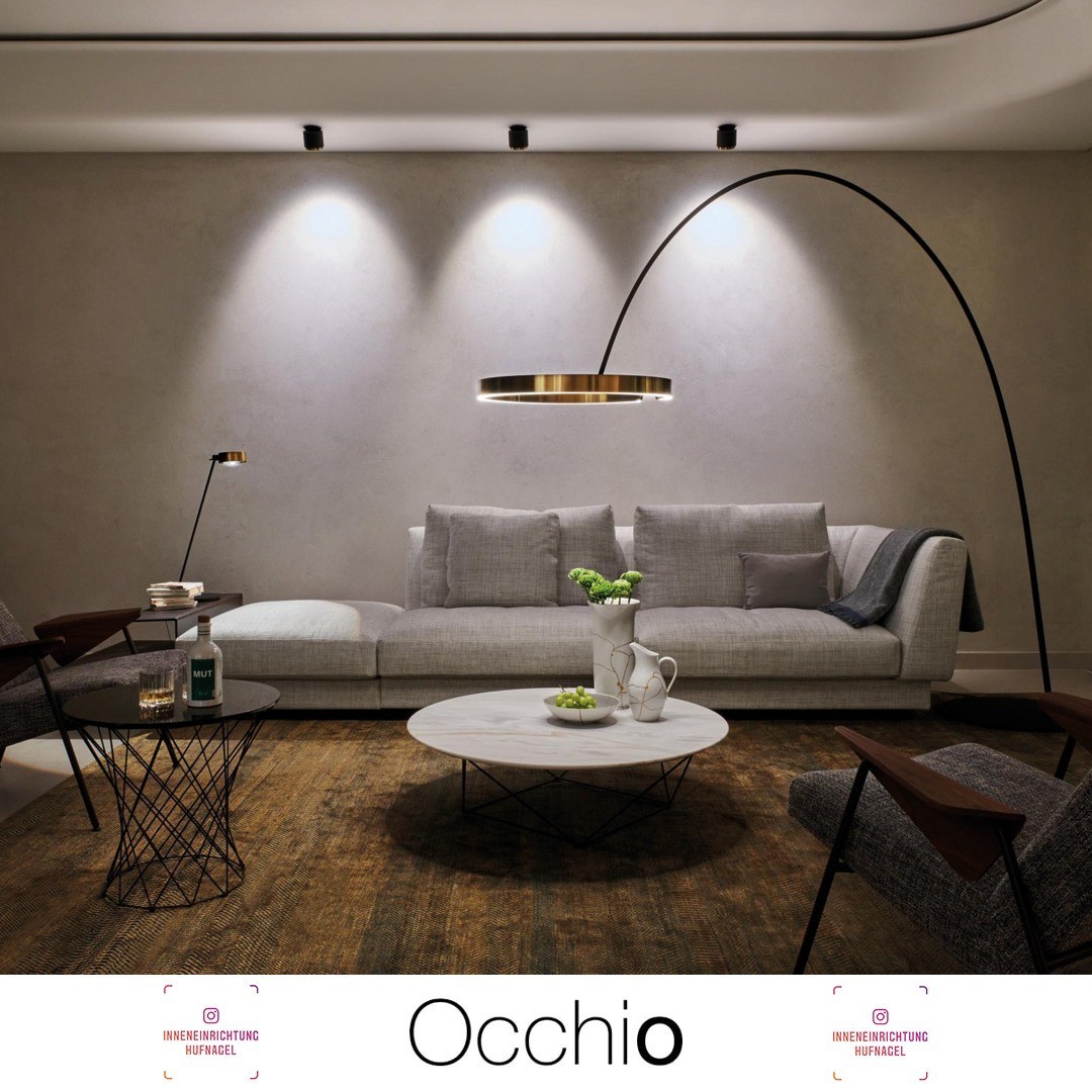| Occhio Mito Largo, Sento Tavolo & Lui VoltoAm Anfang war das Licht und Licht ist Evolution. Diese Idee begleitet uns jeden Tag. Sie entsteht immer wieder neu und endet niemals. Wir sind fasziniert davon, den Menschen zum Lichtgestalter seines Leb