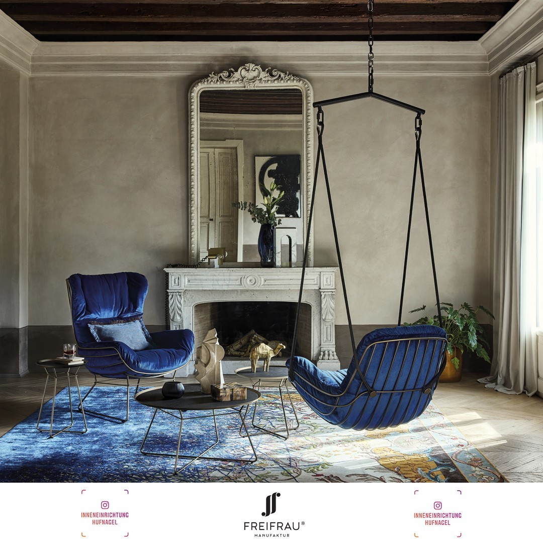 | Freifrau Manufaktur Leyasol Wingback Chair & Leyasol Swing SeatRoyal FlairEbenbürtig zum herrschaftlichen romanischen Ambiente italienischer Villen hüllt sich Leyasol in schimmernden Cord.Das Design-Duo Birgit Hoffmann und Christoph Kahleyss h