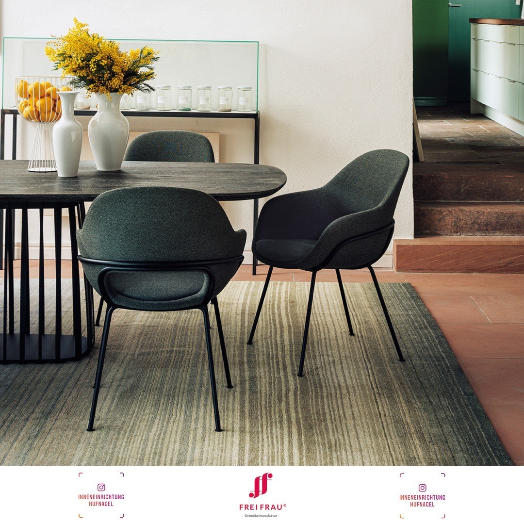 | Freifrau Manufaktur® Theia Armchair design by Sebastian HerknerSo anmutig, wie in seiner Fassung ruhendes JuwelNach dem zweiten Design, stand für Sebastian Herkner fest, er wollte das Untergestell mit der Sitzschale nicht zur technisch verschme