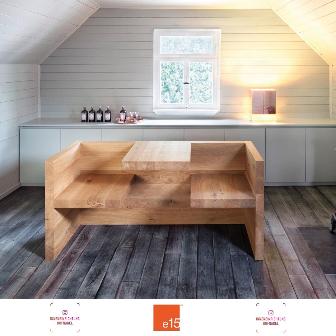 | e15™ Tafel Tischbank, design by Hans de Pelsmacker, 2000Die Tischbank TAFEL erregt als Möbel durch ihre skulpturale Formgebung besondere Aufmerksamkeit und wurde so bereits mehrfach in Museen gezeigt. Die Kombination aus Tisch und Bank vermittelt