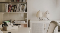 Vorschau: Vitra Akari Tischleuchte 1AD auf Sideboard Vorschau: Vitra Akari Tischleuchte 1AD auf Sideboard