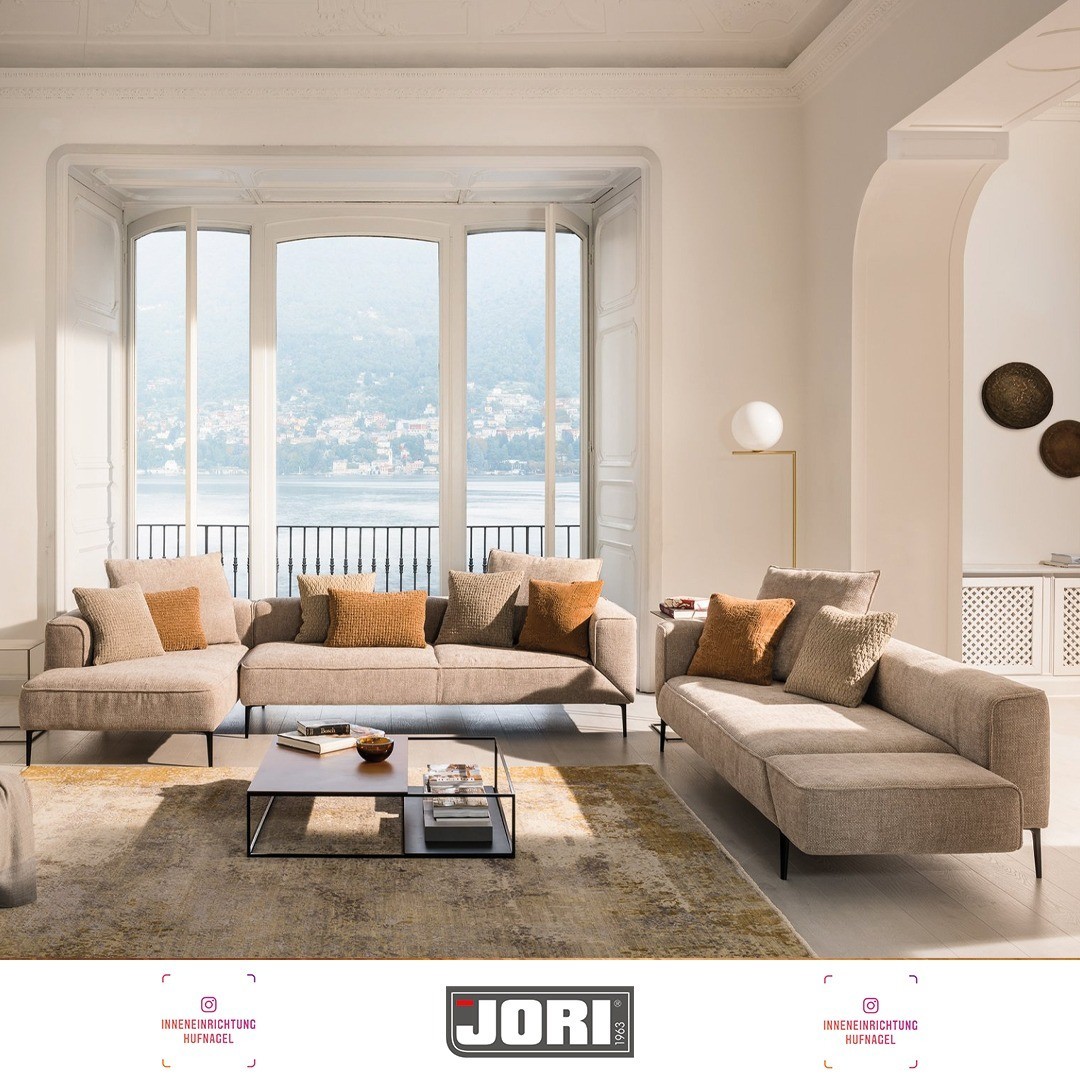 | JORI Lougueville Landscape desgin by VerhaertDer stilvolle Look des Longueville Landscape kombiniert belgische Handwerkskunst mit italienischem Flair. Die fein geformten Eckbeine und diskreten Akzentkedern verleihen diesem Modell eine edle Elegan