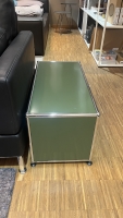 Vorschau: USM Haller Stauraum 1x1 mit 1 Klappture olivgrun links Vorschau: USM Haller Stauraum 1x1 mit 1 Klappture olivgrun links