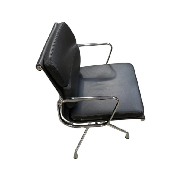 Vitra Eames Soft Pad Chair EA 208 Leder nero Gestelle verchromt gebrauchter Designklassiker Originalfoto 2