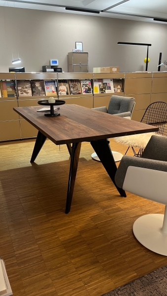Vitra EM Table Amerikanischer Nussbaum massiv geolt 180 x 90 cm UG tiefschwarz glanz Seitlich