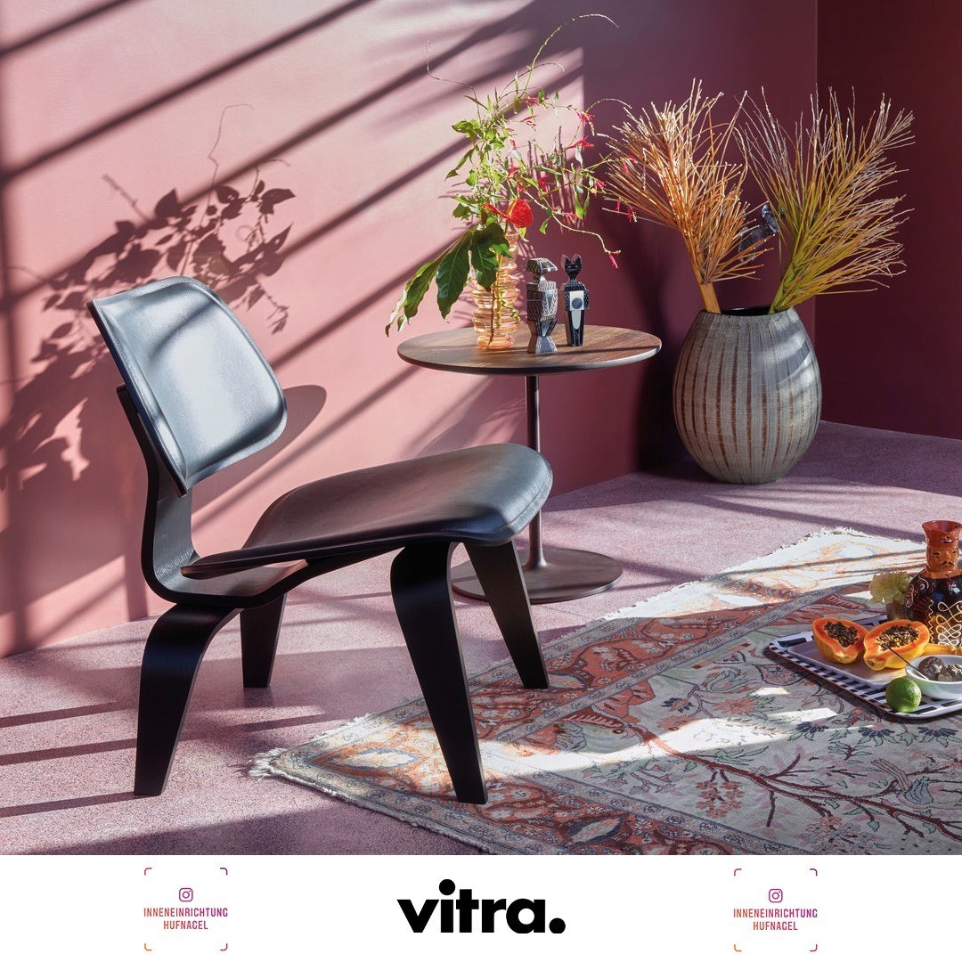 | Vitra Plywood Group LCW design by Charles & Ray Eames, 1945/1946Der kleine Sessel LCW (Lounge Chair Wood) ist ein ikonischer Entwurf von Charles und Ray Eames und datiert aus der Zeit ihrer frühen Experimente mit der dreidimensionalen Schichtholz
