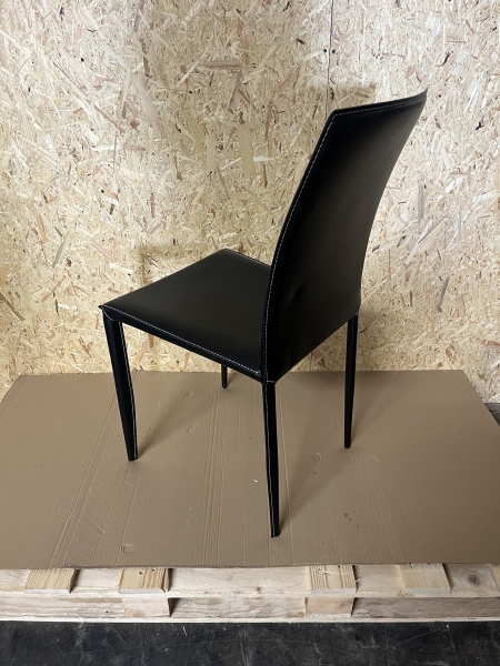 Kare Design Milano Kunst Lederstuhl schwarz weisse Naht seitlich
